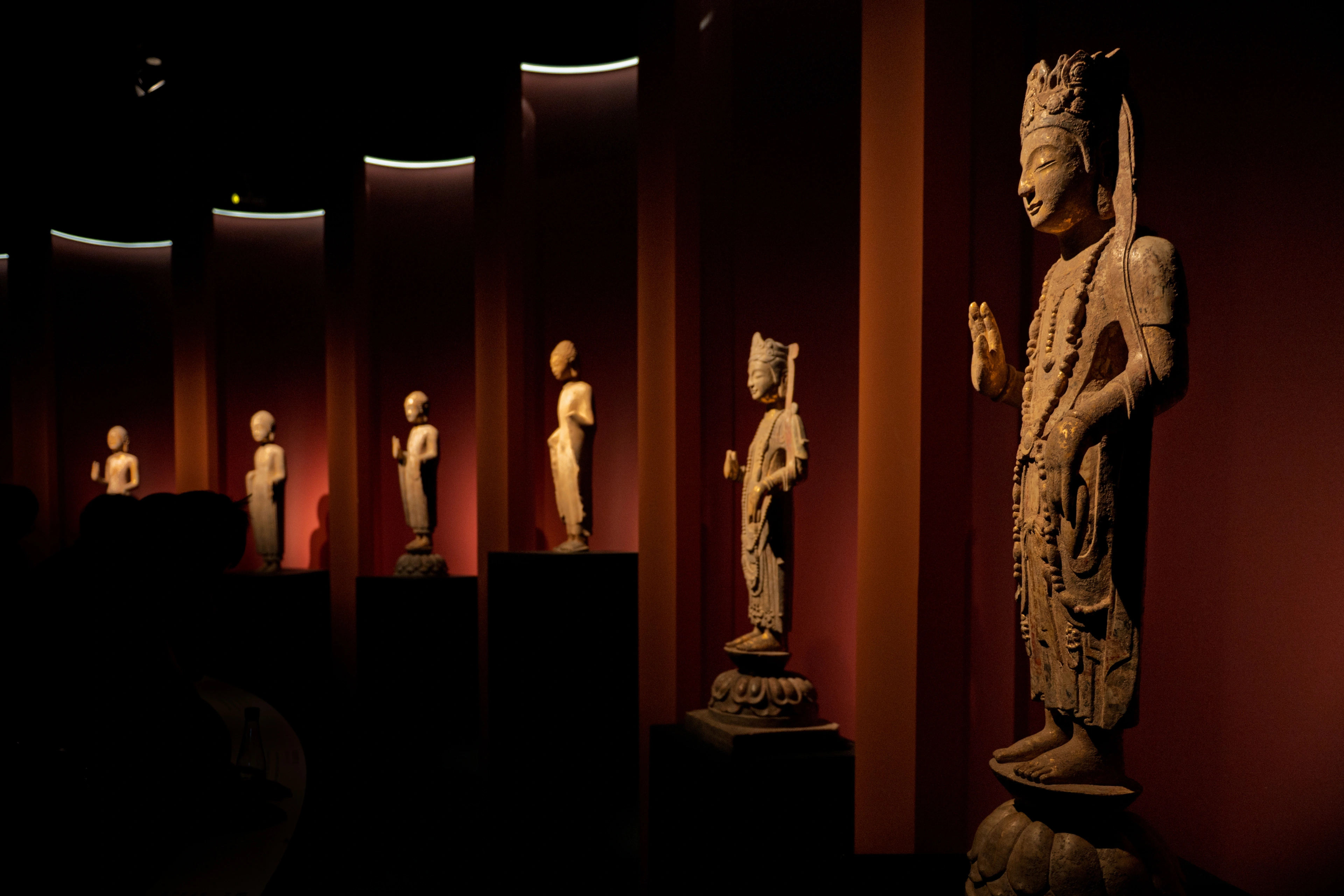 北齐贴金彩绘菩萨立像